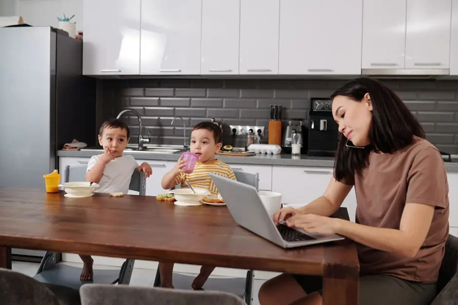 Ilustrasi ibu bekerja menemani anak sambil menggunakan laptop